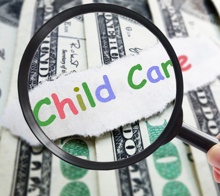 Le mot " garde d'enfants " sous une loupe, entouré de billets de 100 dollars.